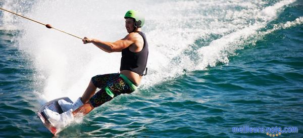 un jeune homme et son wakeboard