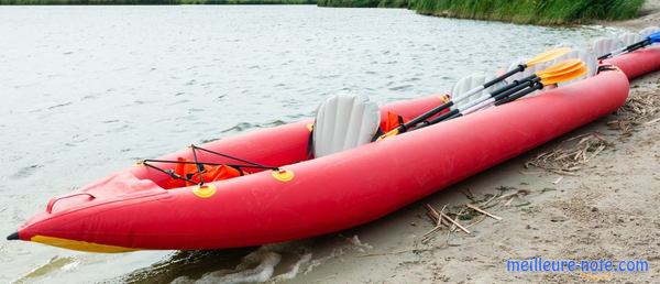 un kayak gonflable rouge