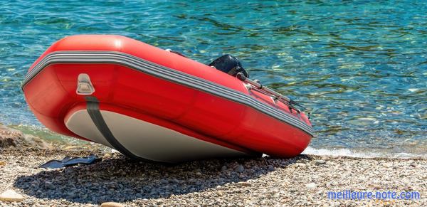 un kayak gonflable rouge au bord de la mer