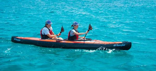 deux femmes sur un kayak sevylor