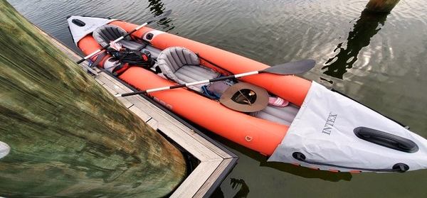un kayak gonflable orange