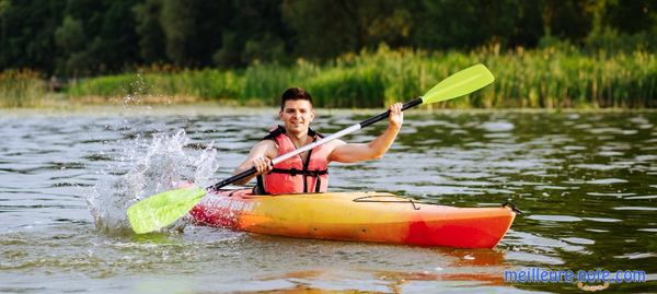 un homme avec son kayak dans la rivière