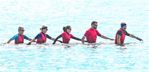 cinq personnes font leur marche