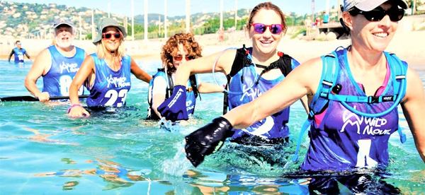 des femmes font de la marche nautique