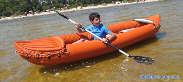 un enfant et un kayak gonflable