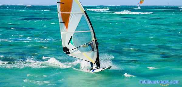 un homme est sur un windsurf