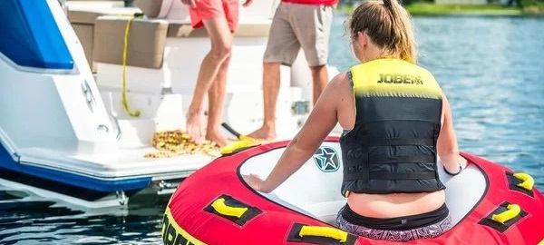 une femme fait un repos près d'un bateau