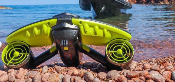 un scooter sous marin vert