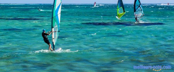 des hommes qui sont dans leur windsurf