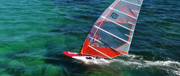 un windsurf en voile orange