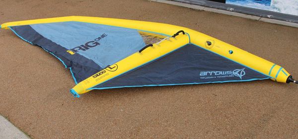 une voile jaune grise de windsurf