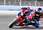 une moto de course sur la piste