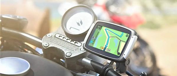 un tableau et un écran gps moto