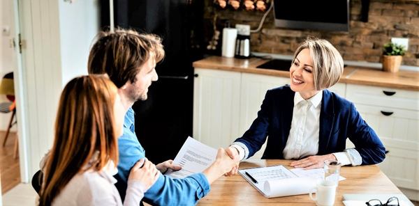 un couple dans un bureau d'assurance