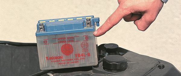 une batterie et une main 