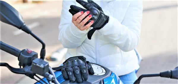 femme décolle leur gant