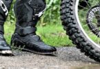 deux bottes et un pneu moto