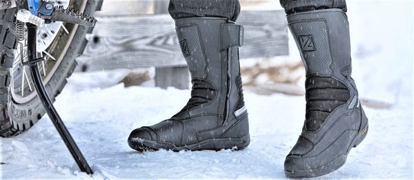 une botte moto dans la neige