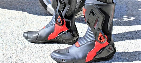 une botte moto noire et rouge