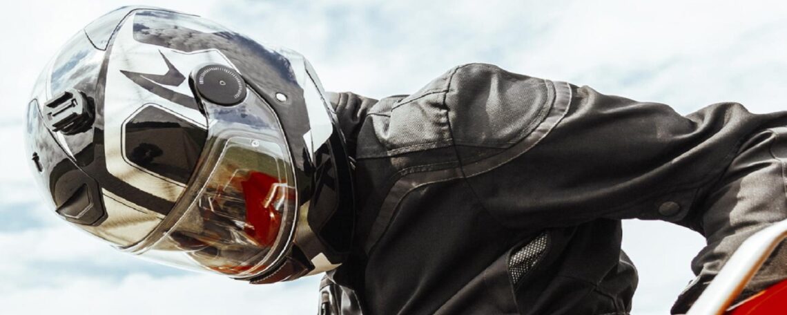 un homme avec son casque noir