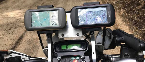 deux écrans du gps pour moto