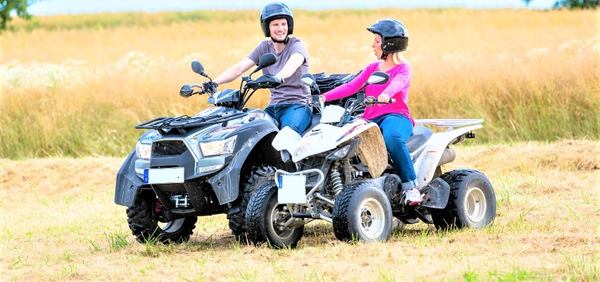 un couple et leur quad