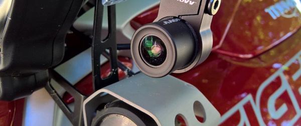 une dash camera sur une moto rouge