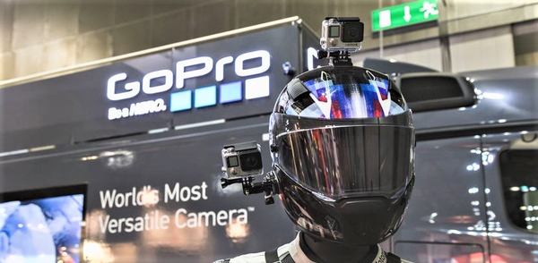 un casque porte deux dash camera