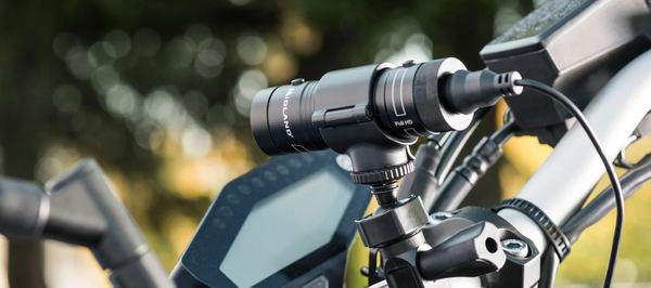 une dash camera sur le guidon du moto
