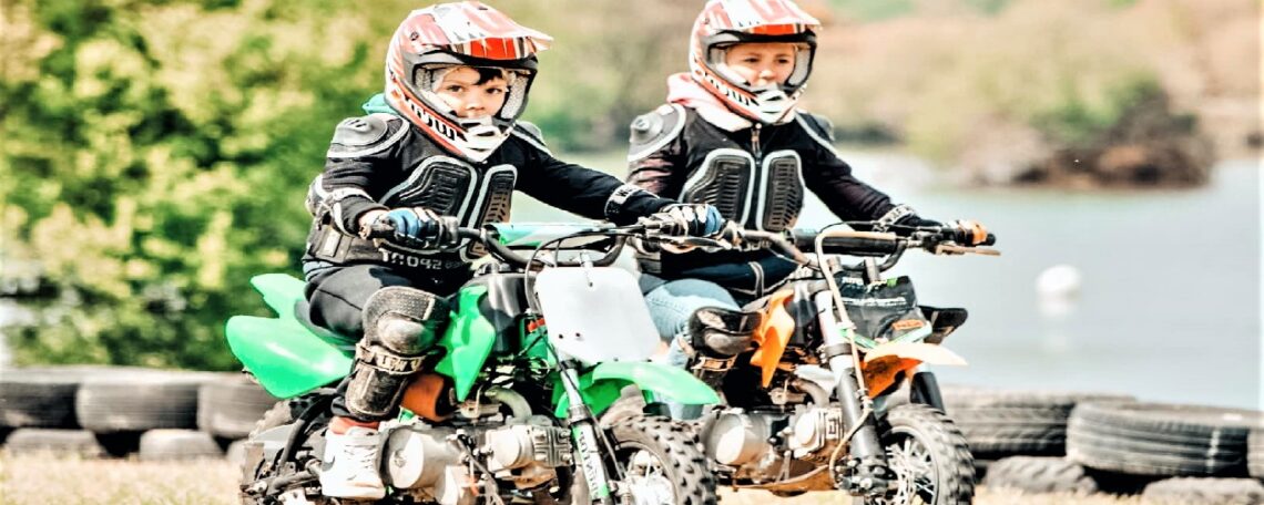 deux petits enfants sur avec leur moto