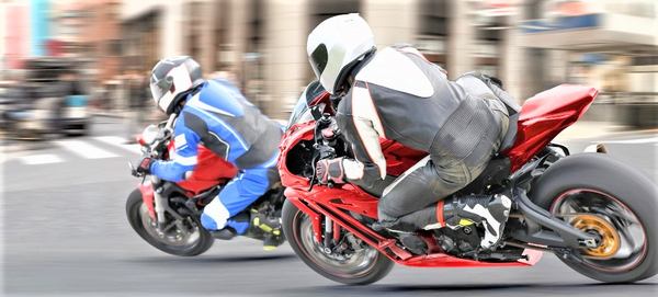 deux homme sur leur moto