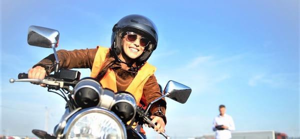 une femme avec son casque sur une moto