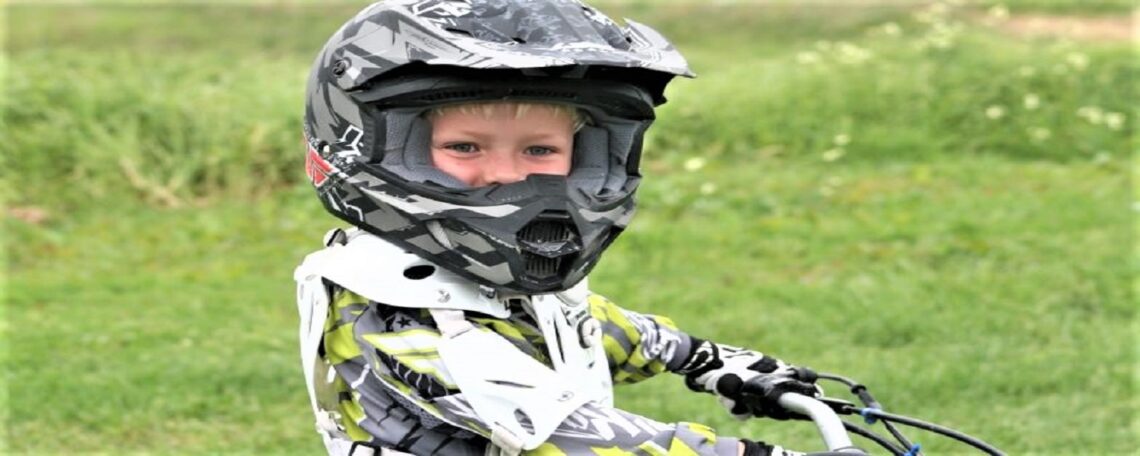 un petit enfant avec son casque