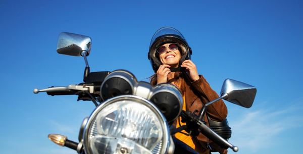 une femme met son casque