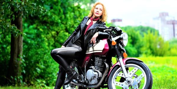 une femme et sa moto