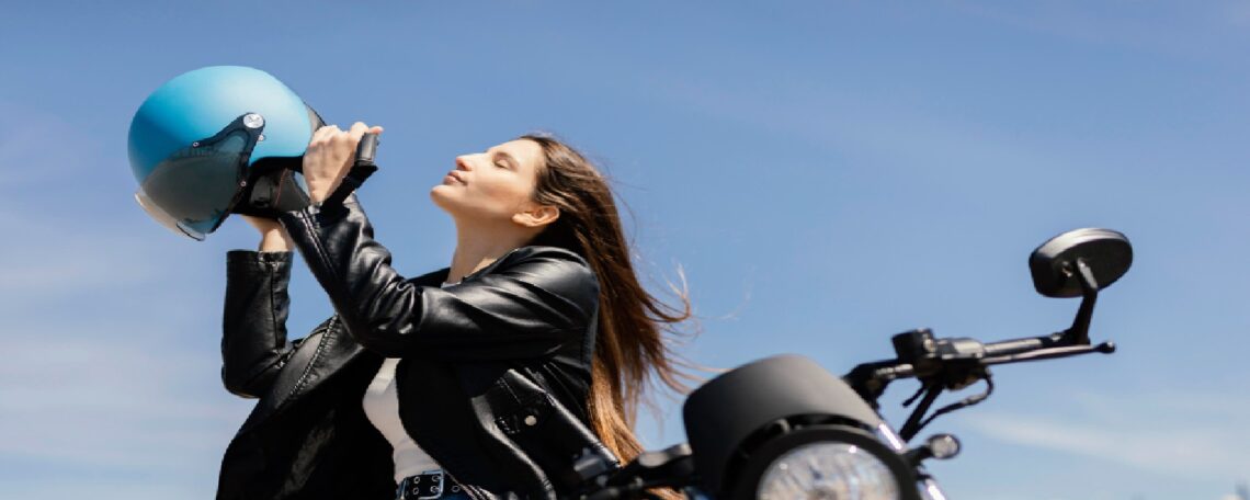 une femme enlève son casque