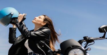 une femme enlève son casque