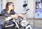 une femme sur une motard