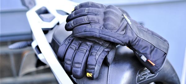 une paire de gant noir