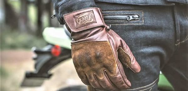 un homme avec un gant cuir marron