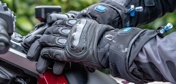 deux mains dans les gants