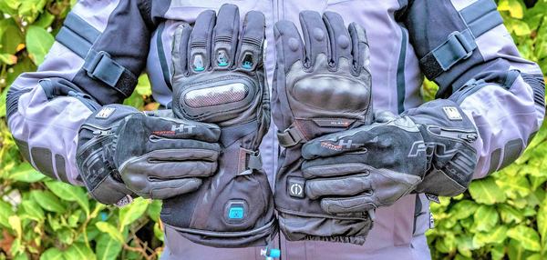 un homme tient deux gants différents