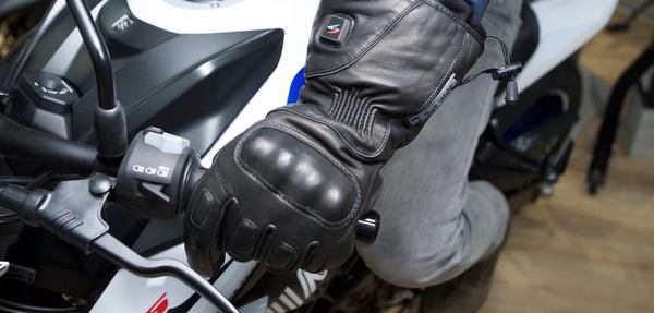 un homme utilise son gant chauffant
