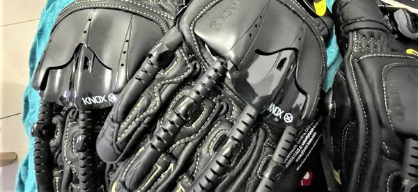 une paire du gant noir pour moto