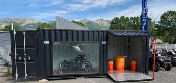 une moto dans un garage container