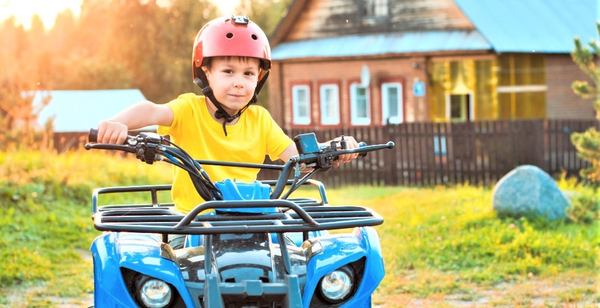 un petit garçon avec son quad