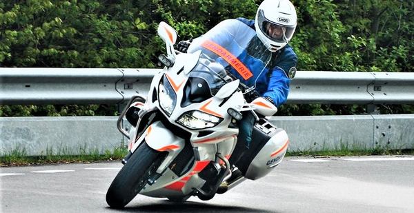 une moto de gendarmerie sur la route