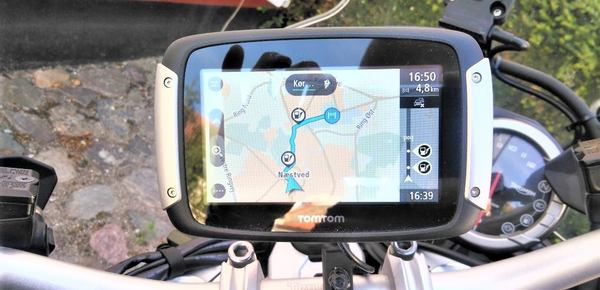 une de moto avec un gps