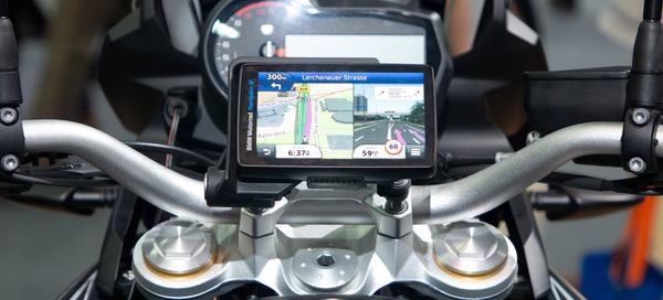 un guidon métallique avec gps 