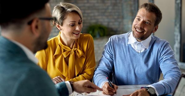 un couple dans un bureau